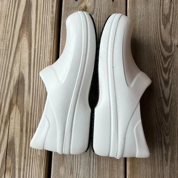 CROCS White Mules & Clogs Minimalist Design - Picture 3 of 8